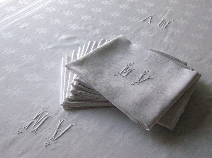Damask tablecloth and 12 napkin service monogram MV