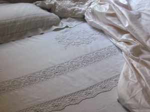 Exceptional wedding bed with embroidred linen