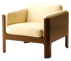 chair designed by Isamu Kenmochi