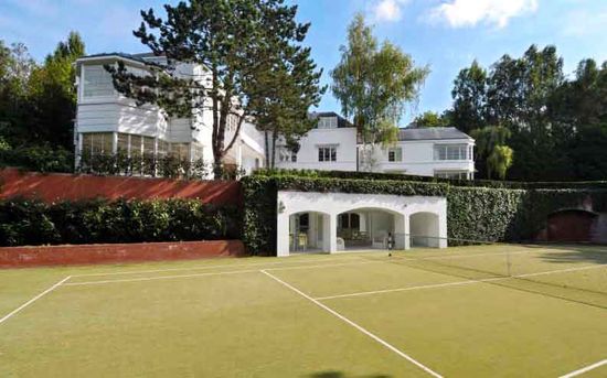 This estate is 30 minutes from the Champs Elysées.