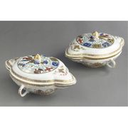 PAIR OF CHINESE EXPORT ARMORIAL DOUBLE-ENDED SAUCEBOATS AND COVERS