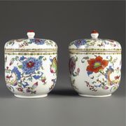 A PAIR OF CHINESE EXPORT 'CRESTED' JARS AND COVERS
CIRCA 1745
