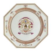 A CHINESE EXPORT ARMORIAL OCTAGONAL CHARGER
CIRCA 1723
