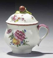 AN 18TH CENTURY MENNECY SOFT-PASTE PORCELAIN GADROONED CREAM POT AND COVER