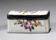 AN 18TH CENTURY MENNECY SOFT-PASTE PORCELAIN SILVER-MOUNTED SNUFF BOX AND COVER 